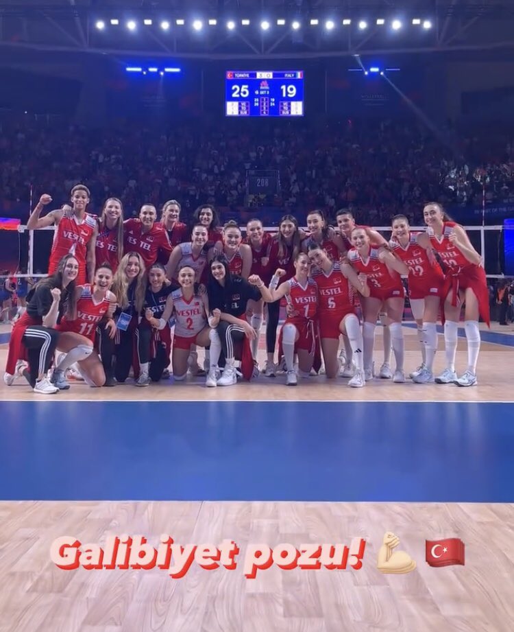 Harikasınız,süpersiniz #FileninSultanları 🇹🇷🏐

Son Avrupa Şampiyonu İtalyayı özellikle 2. Setin sonundaki muhteşem oyunla psikolojik olarak çökertip son sete çok rahat bir şekilde başlayıp bitirdiniz.

3’te 3 ile turnuvaya devam ediyoruz.

Tebrikler kızlar #vnl2023