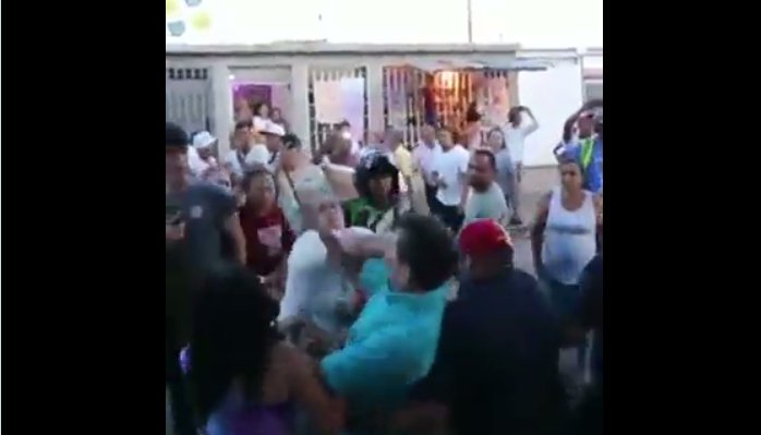 SelectaChevere's tweet photo. Tras agresiones publicas y notorias  a #HenriqueCapriles,@MinpublicoVEN  no emite comunicado al respecto, sé desconoce de ningún procedimiento ni proceso  a la fecha.
SIN DECLARACIONES 
#informarnoesdelito https://t.co/eW7zCp9cUo