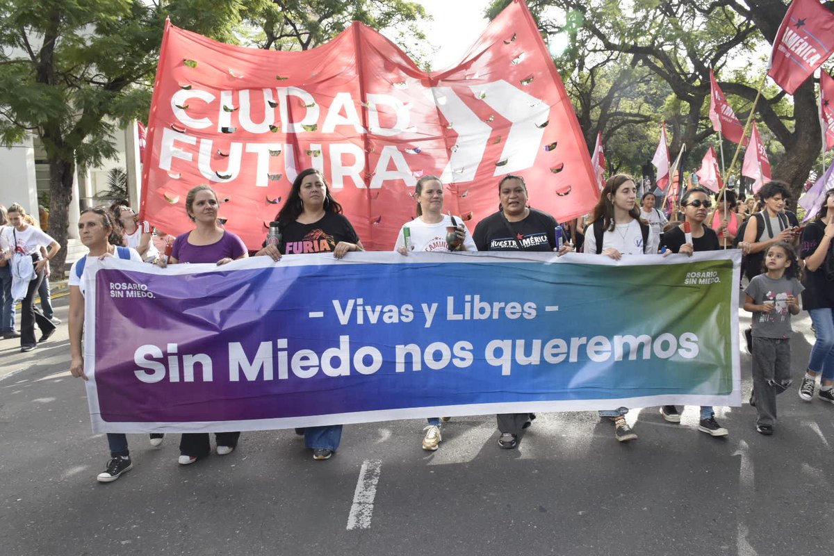 unidadpopularsf's tweet photo. 🟣 La marea feminista se movilizó hacia el Parque España de #Rosario en el marco de nuevo y masivo #3J.

#NiUnaMenos
#RosarioSinMiedo https://t.co/JDV2ZlK7tT