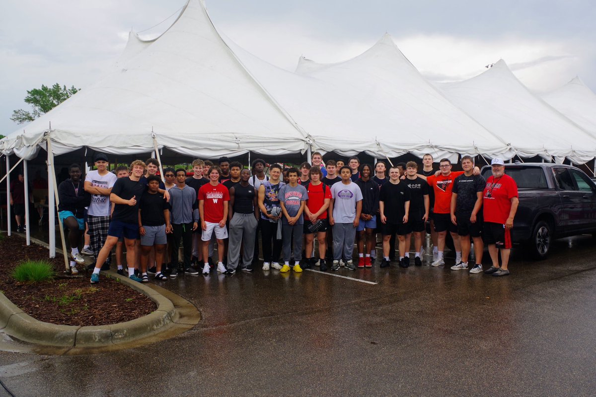 EP football players spending time this week helping setup the @lionsclubs bingo tent for Schooner Days, living out Coach Grant’s main focus to learn to be #menforothers 

@EPLocalNews @CityofEP @EPActivities