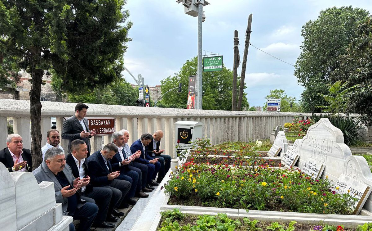 ilkermedeni's tweet photo. ... ve Prof. Dr. Necmettin Erbakan Hocamızın kabrini ziyaret ederek Ülkemiz ve Milletimiz için dualarda bulunduk. 

Yapmış olduğumuz bu anlamlı ziyaretlerin hayırlara vesile olmasını Cenab-ı Hak’tan niyaz ediyorum. https://t.co/2jHweEHzl1