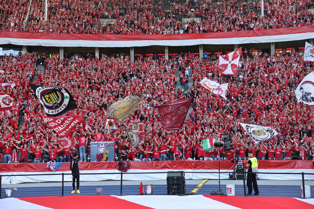 RBLeipzig's tweet photo. AUF GEHTS 👏

Gemeinsam für Leipzig!! 

#RBLSGE #DFBPokalFinale https://t.co/i96B9ug8Ua