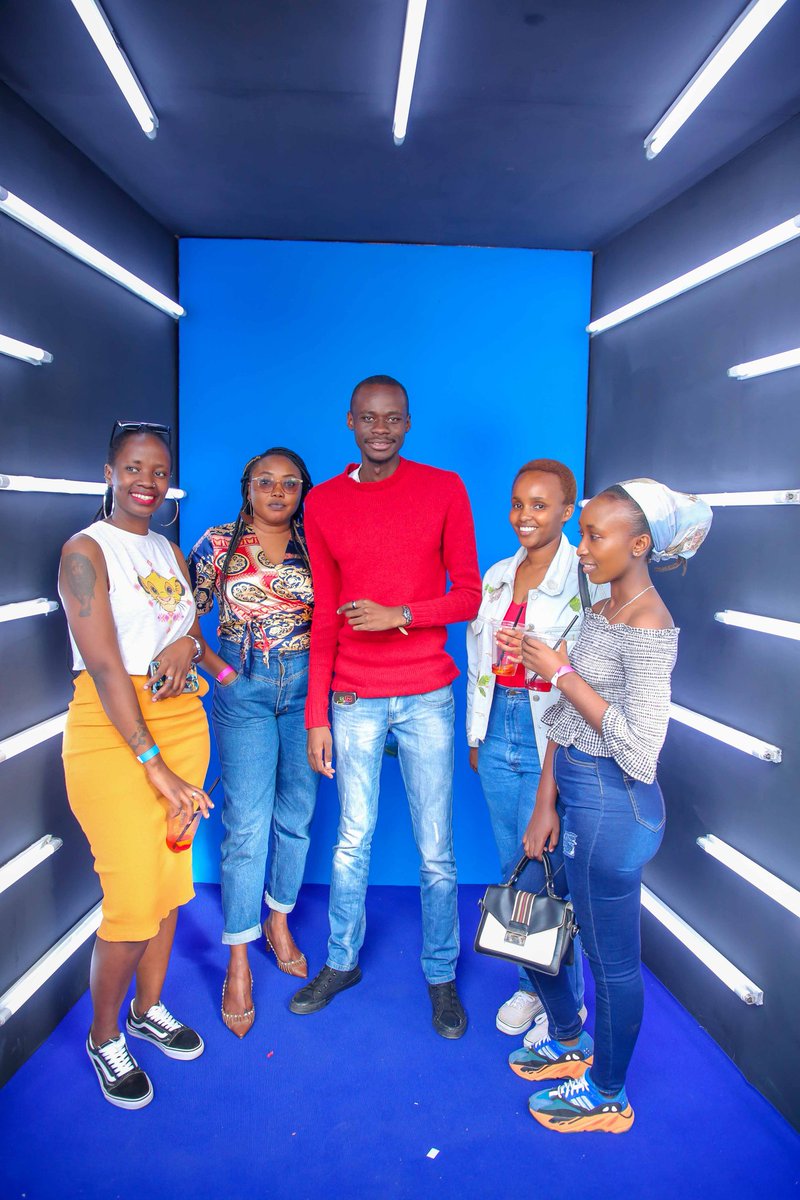 My Old Man taught me that if you keep your hands where the camera can see them, you will never be a suspect with this gender.....have you an awesome weekend 💯
#respellingthealphabets #weekend 
#FACUPFINAL Manchester United De Gea