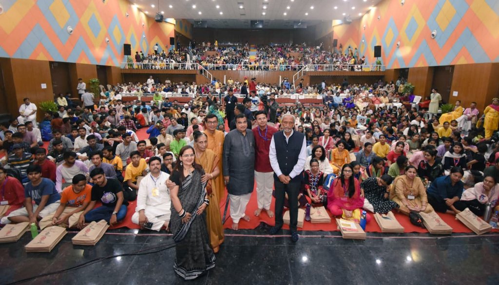 spicmacay's tweet image. Sh Nitin Gadkari along with our delegates and volunteers from across India here at the start of the #overnightconcert this evening of our 8th International Convention at VNIT-NAGPUR.

#spicmacayconvention2023 #Intcon #intcon8 #spicmacay  #classicalmusic #heritage #music #
