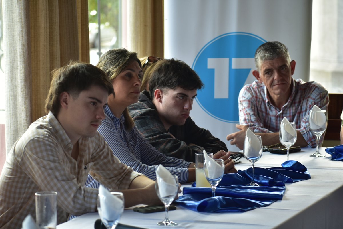 RedJovenesTyT's tweet photo. Comenzamos la reunión con las @Lista17tyt  y @Lista26TyT 
. Una jornada de trabajo, y de toma de decisiones de cara a los desafíos que tenemos por delante. https://t.co/yNBrU7VjfT