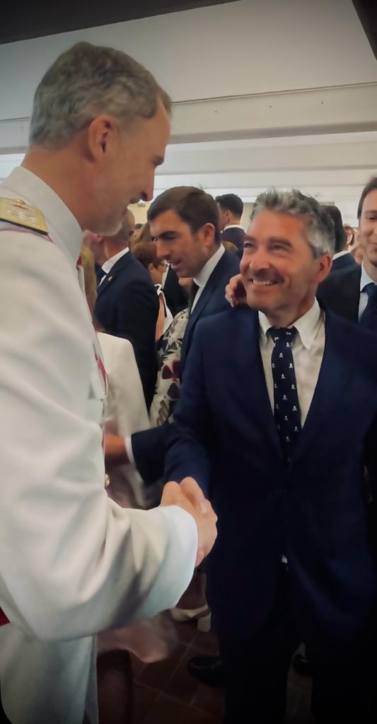 _Agaz's tweet photo. Hoy, nuestro compañero Manuel Olivares en el homenaje a las fuerzas armadas en Granada, saludando al Rey Felipe VI https://t.co/FLXpfWYV1Y