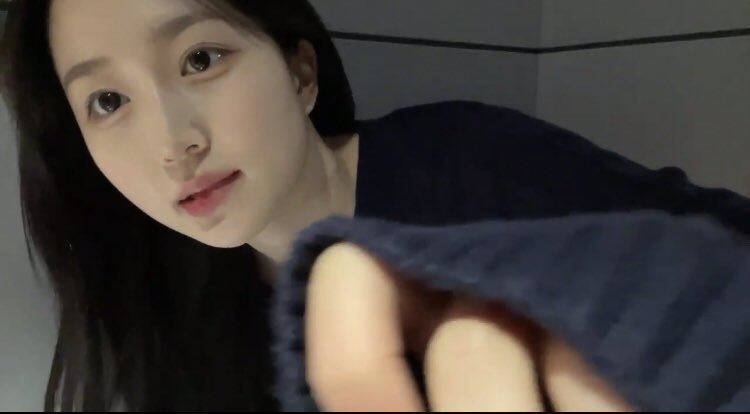 grnatda1111's tweet photo. 평일 저녁에 라방 킨 커플 유튜버 윤행
썰 좀 풀고 간간히 질문도 받으면서
방송 잘하고 있는데 봄이가 조명 건드려서
기어코 설륝아 일어나게 만듦;
언제 들어왔어어, 이거 건들면 돼 안 돼.
작게 타이르는 목소리에 조용히 웃더니
댓글 본다고 얼굴 가까이 하는 오헤얹 https://t.co/Rglfp5sBqM