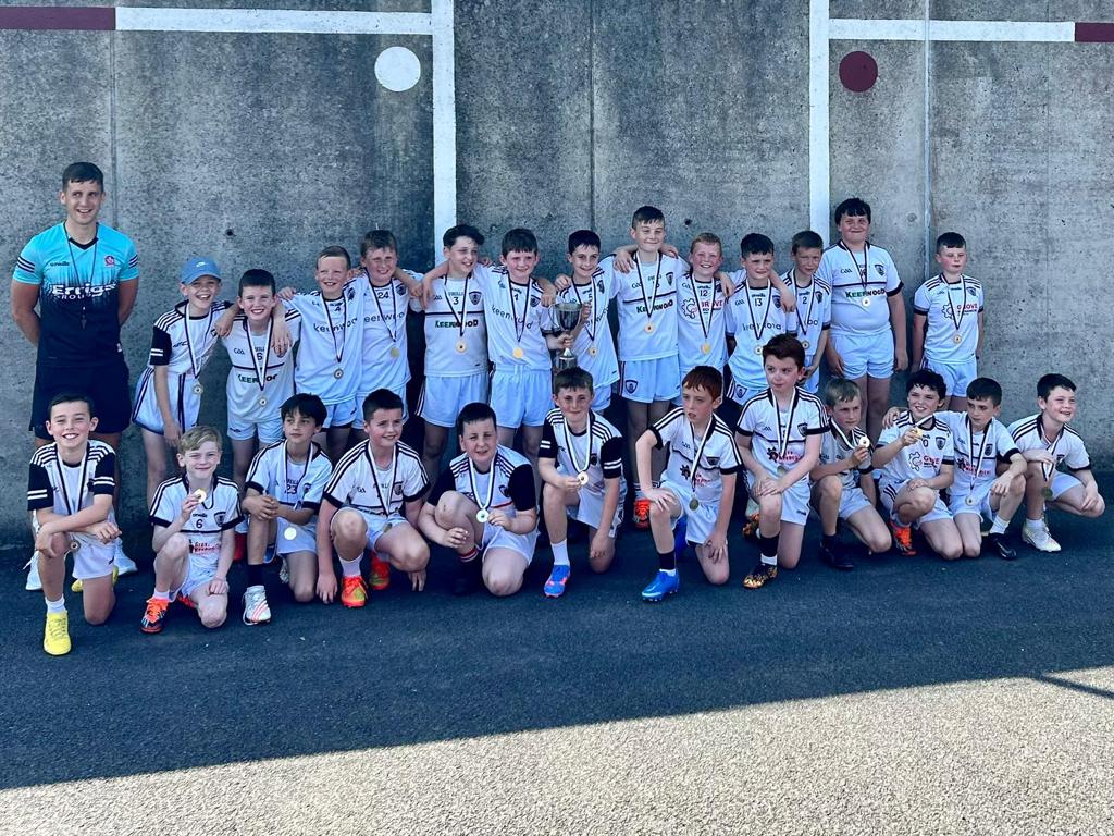 castledawsongac's tweet photo. 👏Well done to our u11 boys who won the cup in the Slaughtneil tournament today, a super effort by all the lads. Many thanks to Slaughtneil for a brilliantly organised tournament.⚫⚪ https://t.co/MhAMpzRpHN