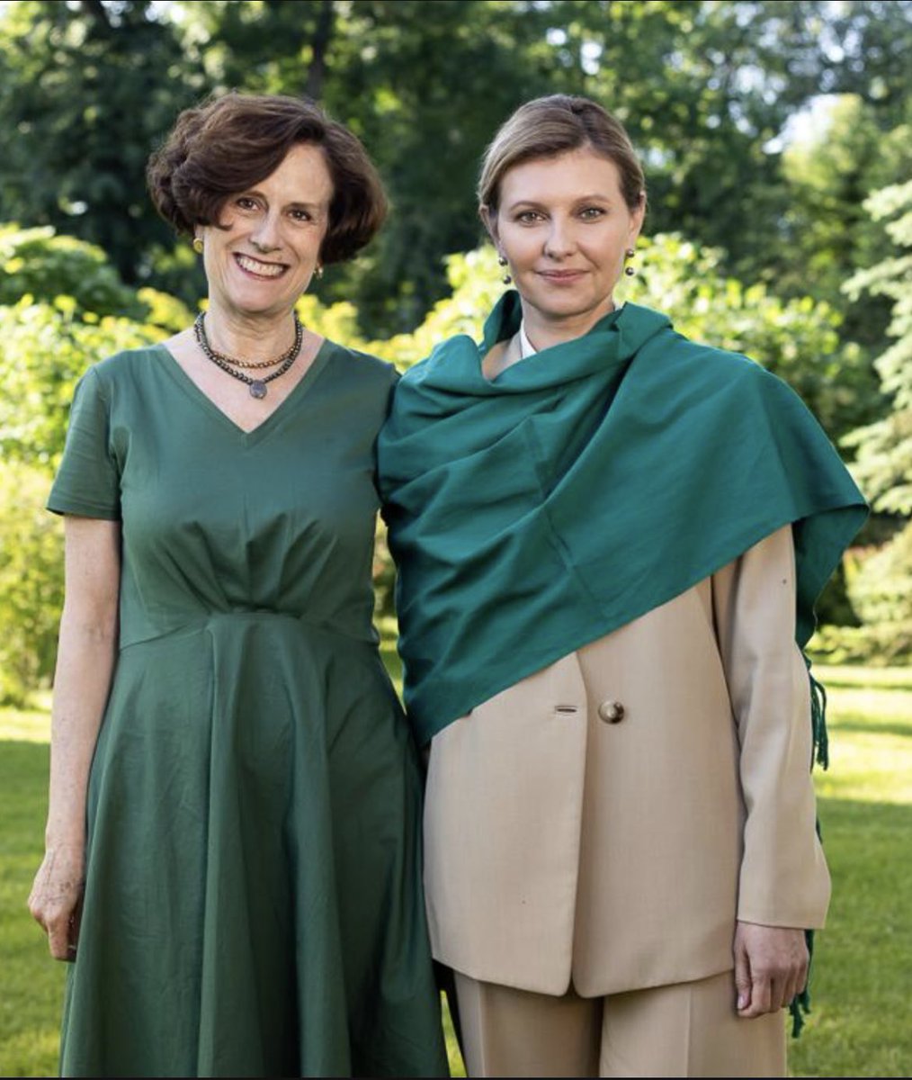 DeniseDresserG's tweet photo. Con la Primera Dama de Ucrania, Olena Zelenska. Una mujer obligada a ser la cara pública de serenidad ante la invasión rusa, asumiendo el rol que la circunstancia histórica ha definido para ella: mantener la imagen de resiliencia/normalidad ante una guerra que pone en peligro cotidiano a sus hijos, su esposo, a su país. Contenida, articulada, seria, preocupada por los 19,000 niños ucranianos que Rusia ha deportado del territorio ucraniano ocupado. Ahora portadora de un mi rebozo poblano, mi rebozo preferido, mi rebozo de la suerte que le obsequié . Y no porque yo busque “representar al pueblo de México”, como acusan en la mañanera. Se lo di porque me dio la regalada gana. Verde mexicano de esperanza.