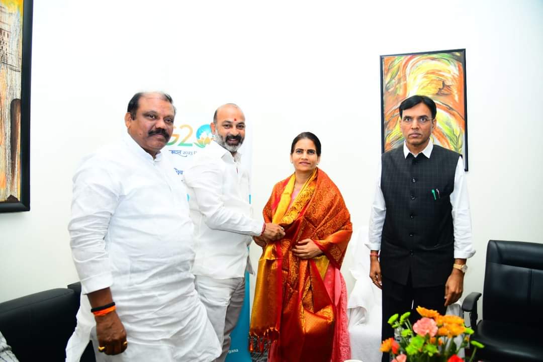 Greeted Hon’ble Union Minister Shri @mansukhmandviya ji, Hon’ble Minister of State Shri @spsinghbaghelpr ji and Hon’ble Minister of State @DrBharatippawar ji who had arrived in Hyderabad for #G20Summit meetings.