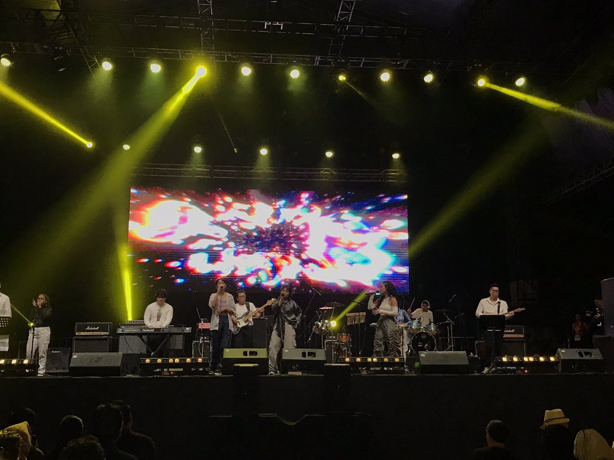 JavaJazzFest's tweet image. Feel the rhythm, surrender to the beat, and let's have some fun at #OutdoorStage With SALON Rnb (RL, KLAV, MONEVA, GAVENDRI)✨📷#BNIJJF2023