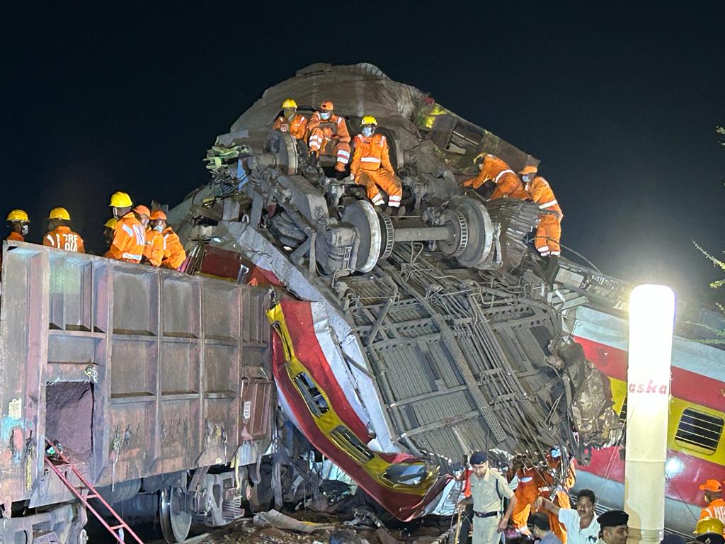 JPDas974's tweet photo. #Train Crashed at Bahanaga,Entire nation surprised and shocked about the tragedy. Casualty near about 300 and injured more than 1000. https://t.co/kBmHZteiEQ