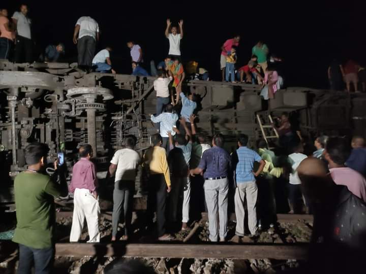 JPDas974's tweet photo. #Train Crashed at Bahanaga,Entire nation surprised and shocked about the tragedy. Casualty near about 300 and injured more than 1000. https://t.co/kBmHZteiEQ