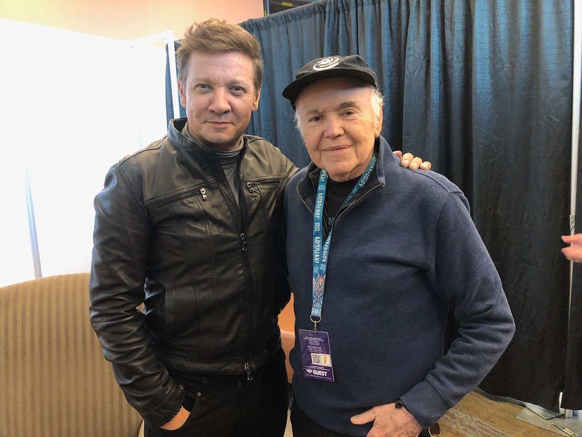 GineokwKoenig's tweet image. Look who I've met -- a wonderful actor with lots of hair and a big #StarTrek fan,  @JeremyRenner 
Come say Hi to us @PhxFanFusion