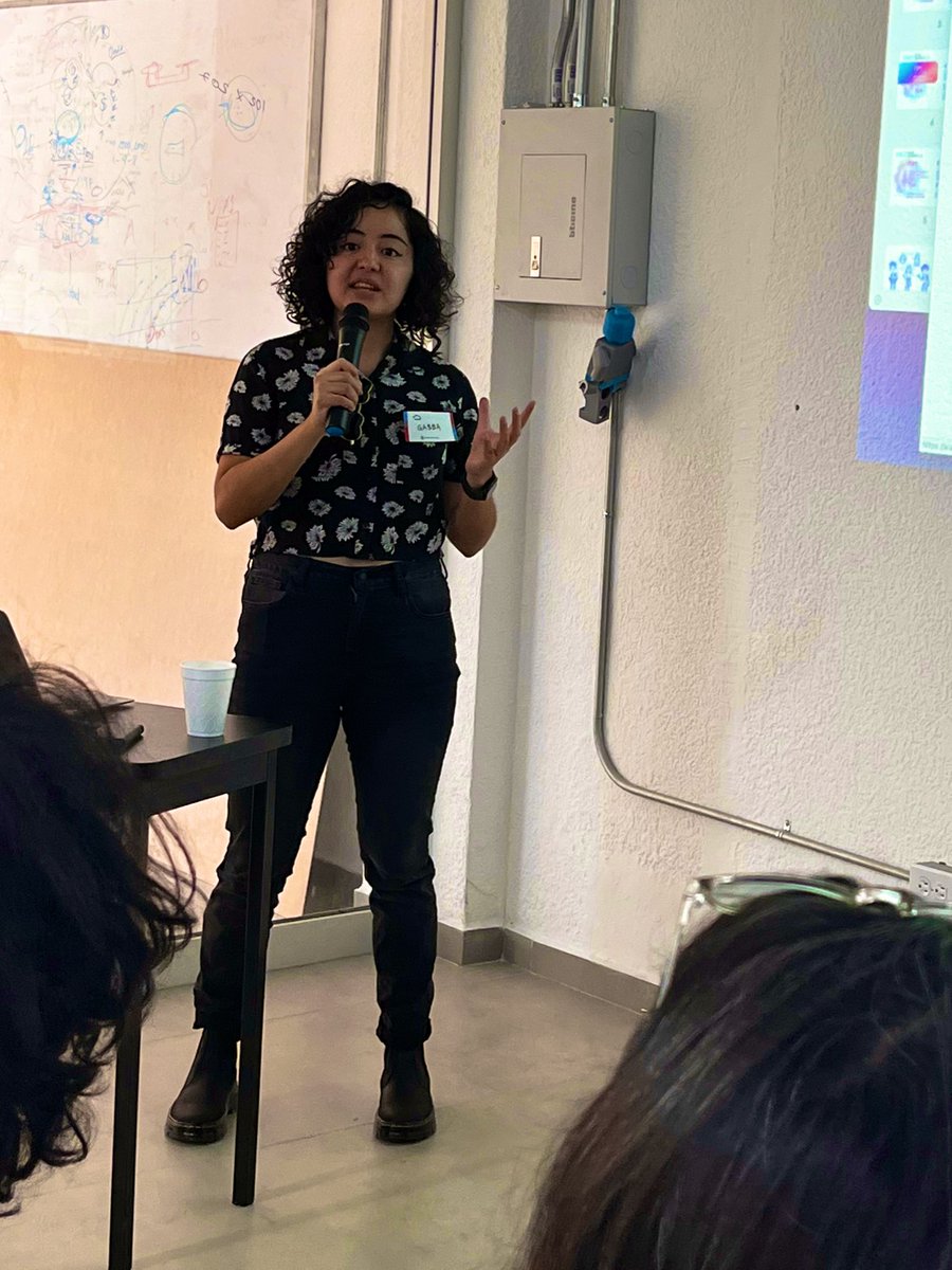 HackerGarage's tweet photo. Hemos comenzado ya con @gabbardina y la, ¡Versatilidad 2D en los videojuegos!

#HGisBack #Mision5 #videojuegos #2D #comunidad https://t.co/5WvXJfbIva