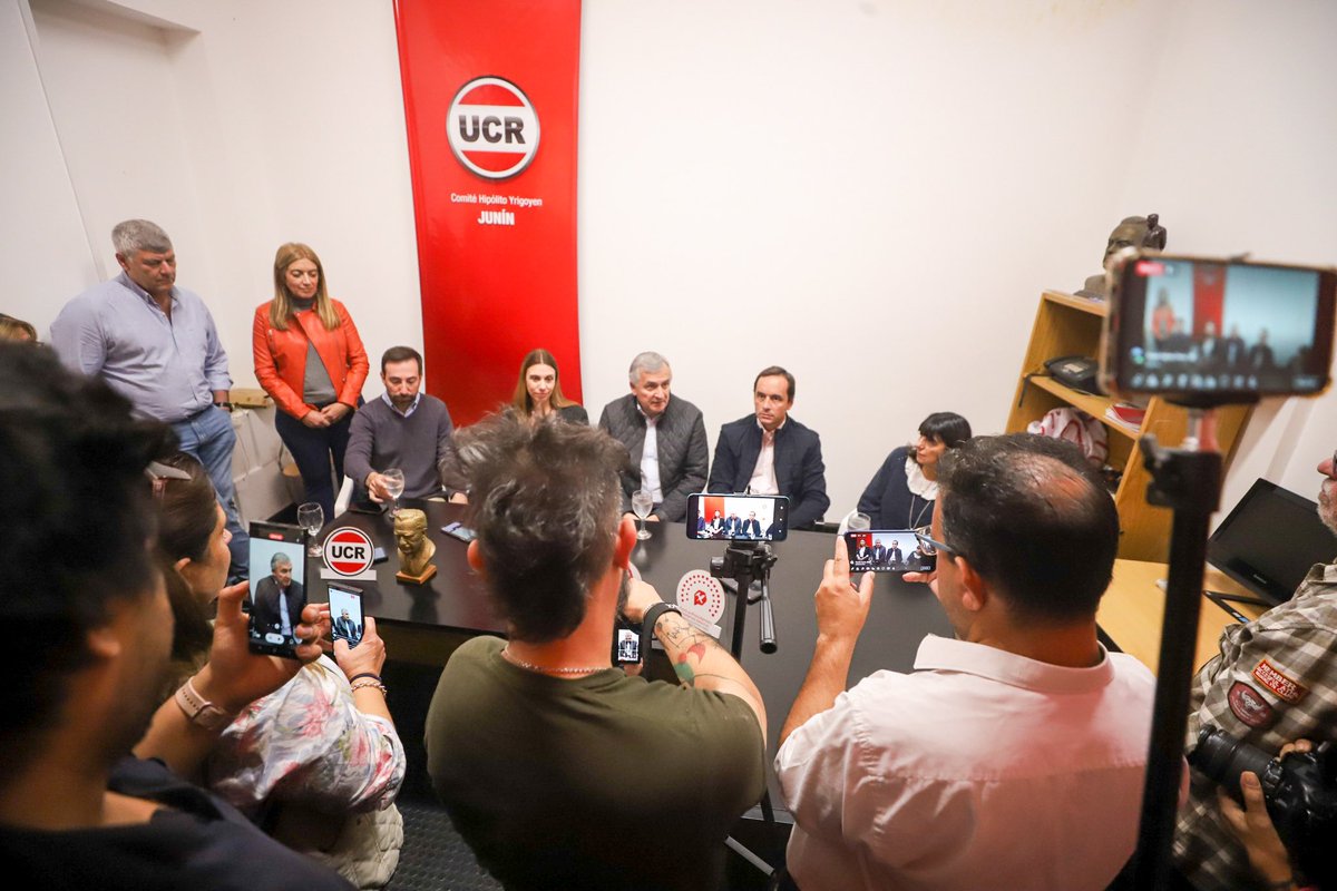 Visitamos Junín, en la provincia de Buenos Aires, para conversar sobre nuestras ideas y proyectos que darán vuelta la Argentina. Donde hayan candidatos radicales, allí estaré para levantar bien alto nuestras banderas y principios que hacen grande a nuestro partido. 

¡Adelante,