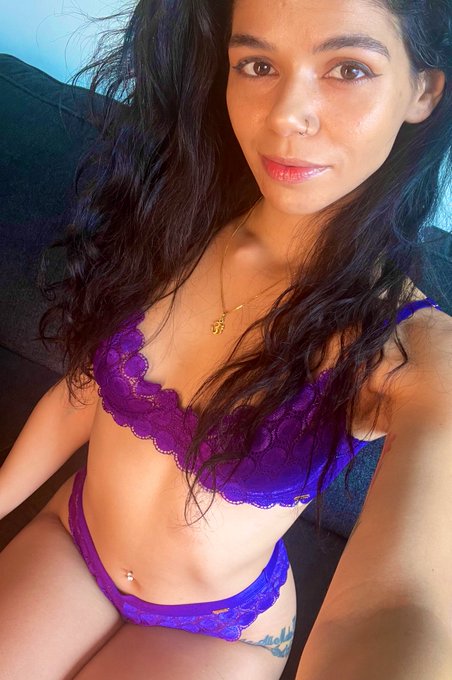 Talk to me ☺️ https://t.co/GryOLafzkz https://t.co/lh7HnYiE10