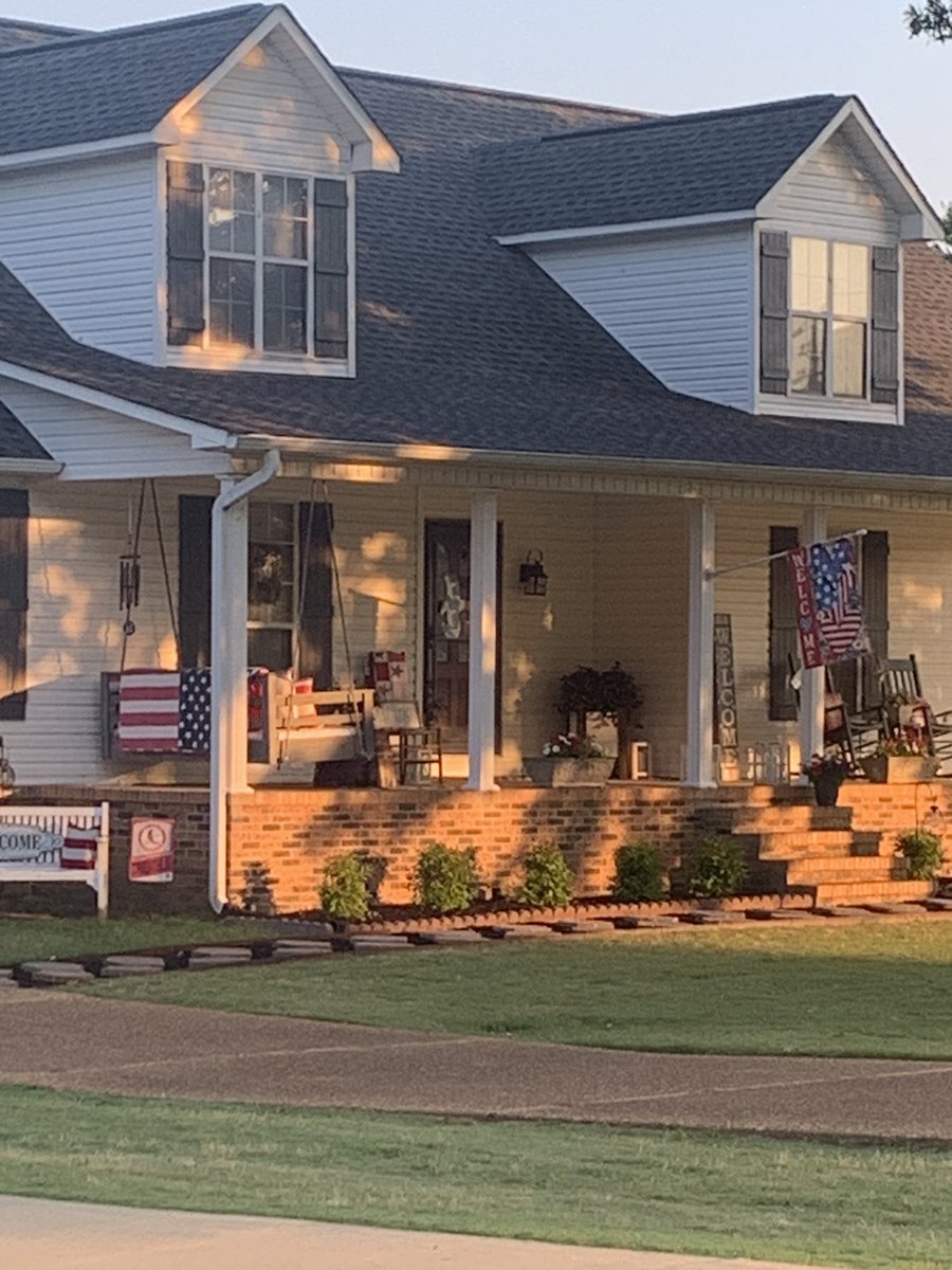 On my run, I noticed several flags at this house for #therunchathunt &amp; <a href="/therunchat/">#RunChat 🏃</a>.🇺🇸