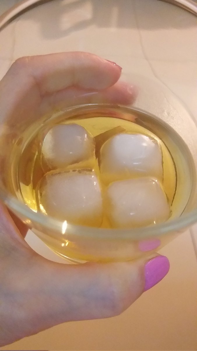 HdGu92709778's tweet photo. Avoir un verre de whiskey pour rehausser la morale ..
#chin_chin https://t.co/Tp40kAzGnV