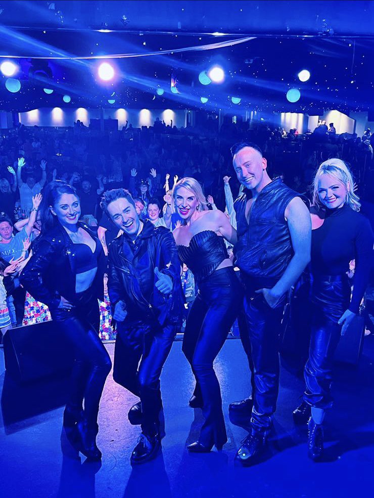 thomassentia's tweet photo. This gig was sooo fun, and absolutely rammed. 💙 https://t.co/LzPtvGvzks