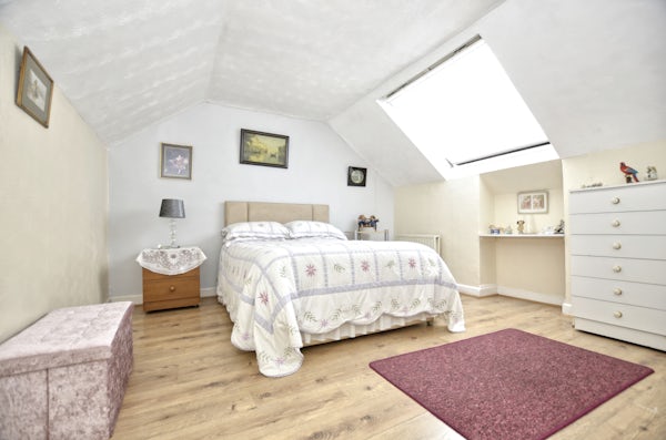 Bridge Road, Oulton Broad 🌾 

This period home is set in sought after Oulton Broad and features three fantastic double bedrooms set across three floors.

📞  01502 531218
✉️ salesenquiries@paulhubbardonline.com