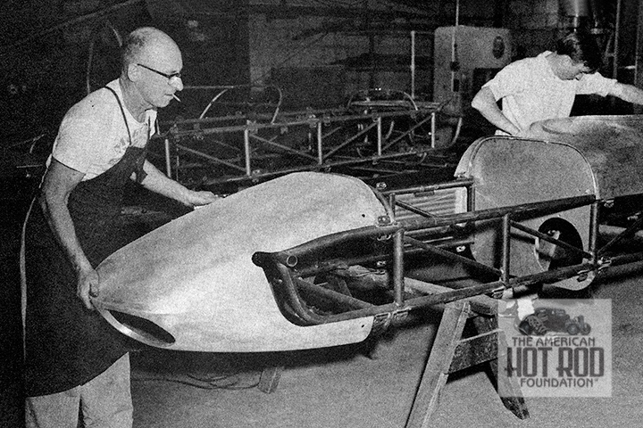 AmerHotRodFdn's tweet image. PHOTO OF THE DAY
𝚂𝚊𝚝𝚞𝚛𝚍𝚊𝚢, 𝙹𝚞𝚗 𝟹, 𝟸𝟶𝟸𝟹

Eddie Kuzma, on the left, is seen putting together his last front-engined Indy car for Al Dean in 1964.  (CMC_012)

Read more: ahrf.com/historical-lib…