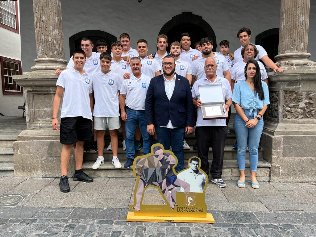 tvlapalma's tweet photo. 🤼♂️El Ayuntamiento de Santa Cruz de La Palma felicita al Club de Lucha Candelaria de Mirca, campeón de Canarias del Torneo Santiago Ojeda de Juveniles
https://t.co/HmYmXWcRYo #TVLaPalma #Mirca #LuchaCanaria
📰Noticia Completa: https://t.co/2nvEojEVEq https://t.co/da9RyJ6r3Y