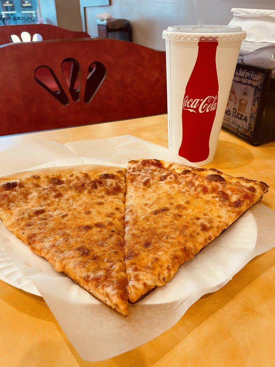 FoodMade_Simple's tweet photo. No shade on anyone but Phila has some of the best #pizza #lunch #foodmadesimple https://t.co/oaHy2PfhF1