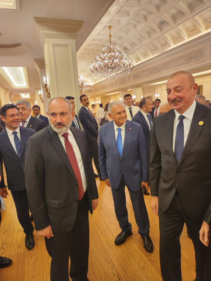 Cumhurbaşkanlığı Külliyesi'nde Azerbaycan Cumhurbaşkanı İlham Aliyev, Ermenistan Başbakanı Paşinyan ve Binali Yıldırım bir araya geldi.