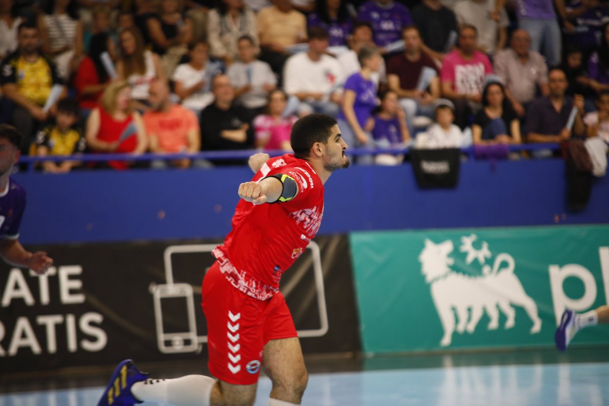 ASOBAL's tweet photo. 🤯 ¡Final de locos en el duelo directo por la permanencia!

🙌🏽 @bmSinfin confirma su salvación con una victoria por la mínima sobre @bmguadalajara (22-23) que sentencia el descenso de los alcarreños 

¡Enhorabuena a los cántabros y mucho ánimo al equipo 🟣!💪

📸 Andrés Carranza https://t.co/LVBkHtwwxg