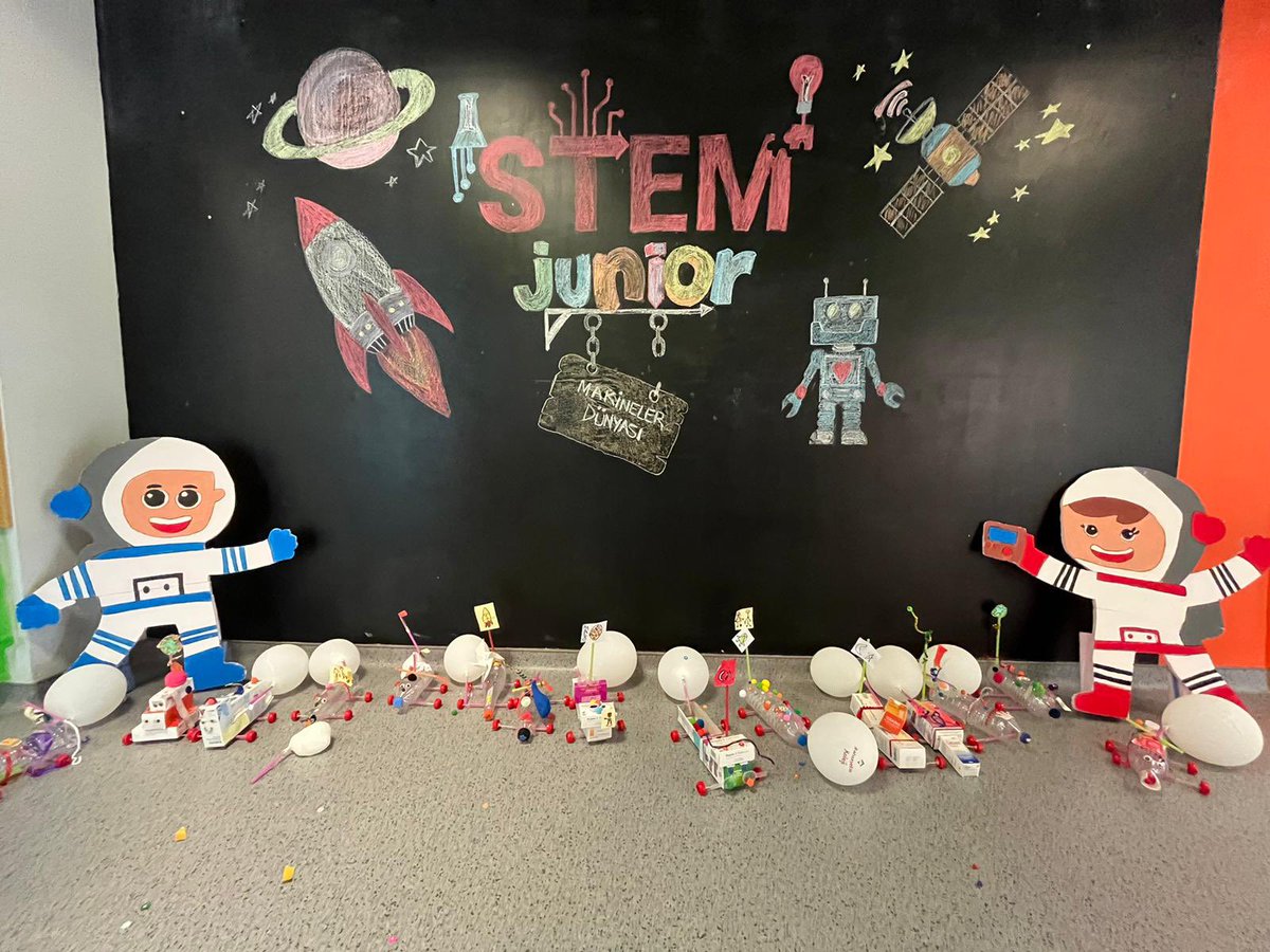 BahcesehirOrdu's tweet image. Anaokulu 5 yaş öğrencilerimiz STEM Junior “Makineler Dünyası” teması sunumu ile stem derslerini tamamladılar. #STEMjunior
 #STEMgelecektir 
#STEMJuniorFair 

🤖🚀🔭👩🏻‍🚀🧑‍🚀