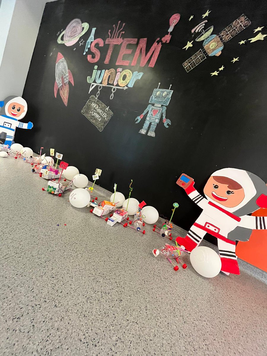 BahcesehirOrdu's tweet image. Anaokulu 5 yaş öğrencilerimiz STEM Junior “Makineler Dünyası” teması sunumu ile stem derslerini tamamladılar. #STEMjunior
 #STEMgelecektir 
#STEMJuniorFair 

🤖🚀🔭👩🏻‍🚀🧑‍🚀