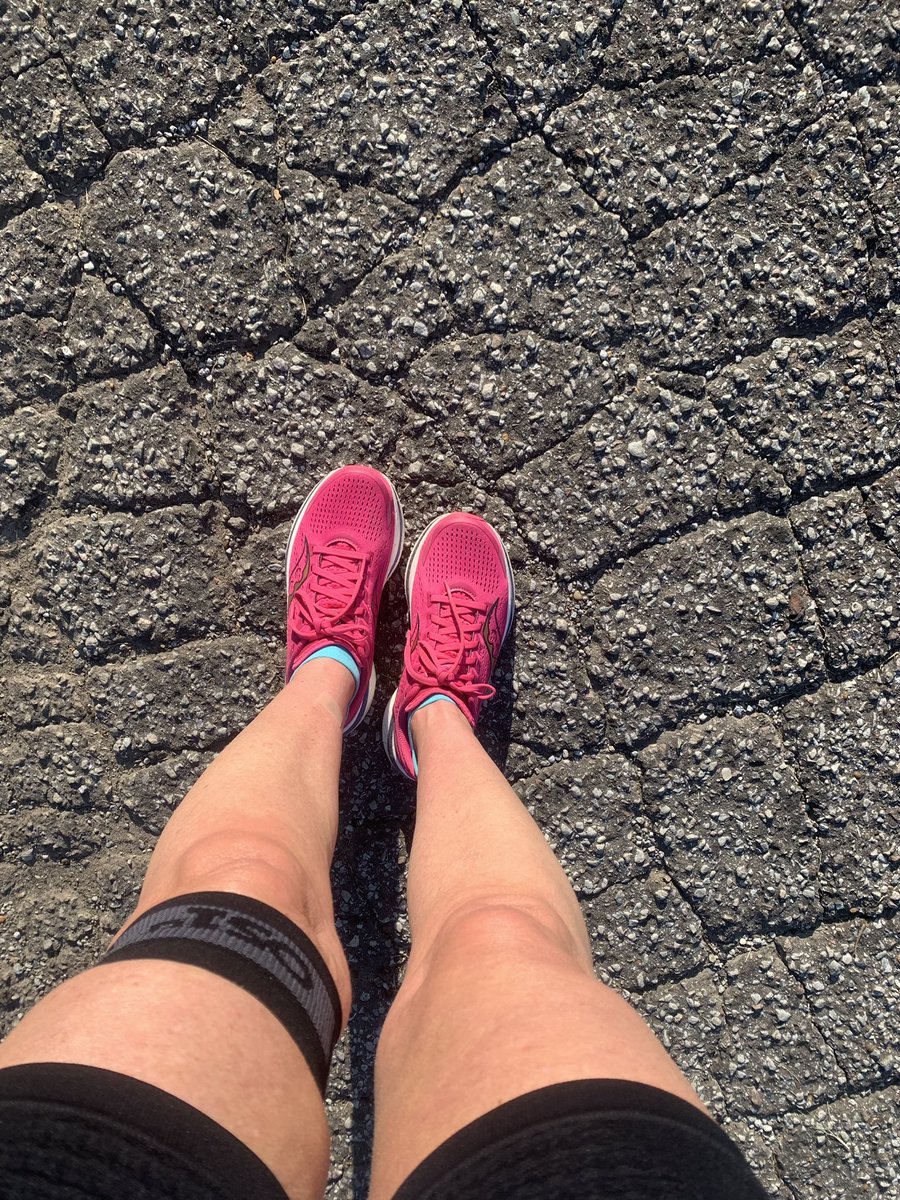 Shoe selfie with my #saucony &amp; <a href="/OS1stUSA/">OS1st</a> for #therunchathunt &amp; <a href="/therunchat/">#RunChat 🏃</a>.