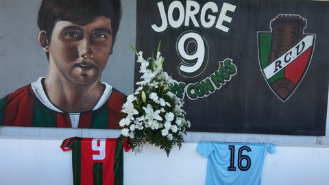 <a href="/futgal/">RFGF</a> <a href="/racingvillalbes/">Racing Club Villalbés</a> Vérez coa camisola de Jorge Tato, compañeiro seu nos xuvenís do Racing que faleceu hai uns anos nun accidente cando voltaba a Lugo despois dun adestramento. Detalles 🥲