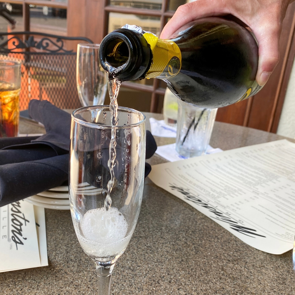 Cheers to National Bubbly Day! 🍾🥂​​​​​​​​​

#BubblyDay #NationalBubblyDay #ChampagnePour #WinstonsGrille #ShopLocalRaleigh #WinstonsGrille instagr.am/p/CtCX7BYqElG/
