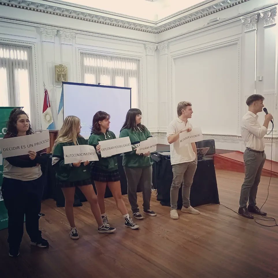 NycoGallo's tweet photo. Excelente Jornada en el Salón Blanco Municipal. Gracias a la Subsecretaría de la Juventud, la Fundación Río Cuarto 2030 que junto a @LaSiglo21 desarrollamos un taller sobre Proyecto de Vida para 120 estudiantes ¡Vamos por más! https://t.co/IfqaxY01zT