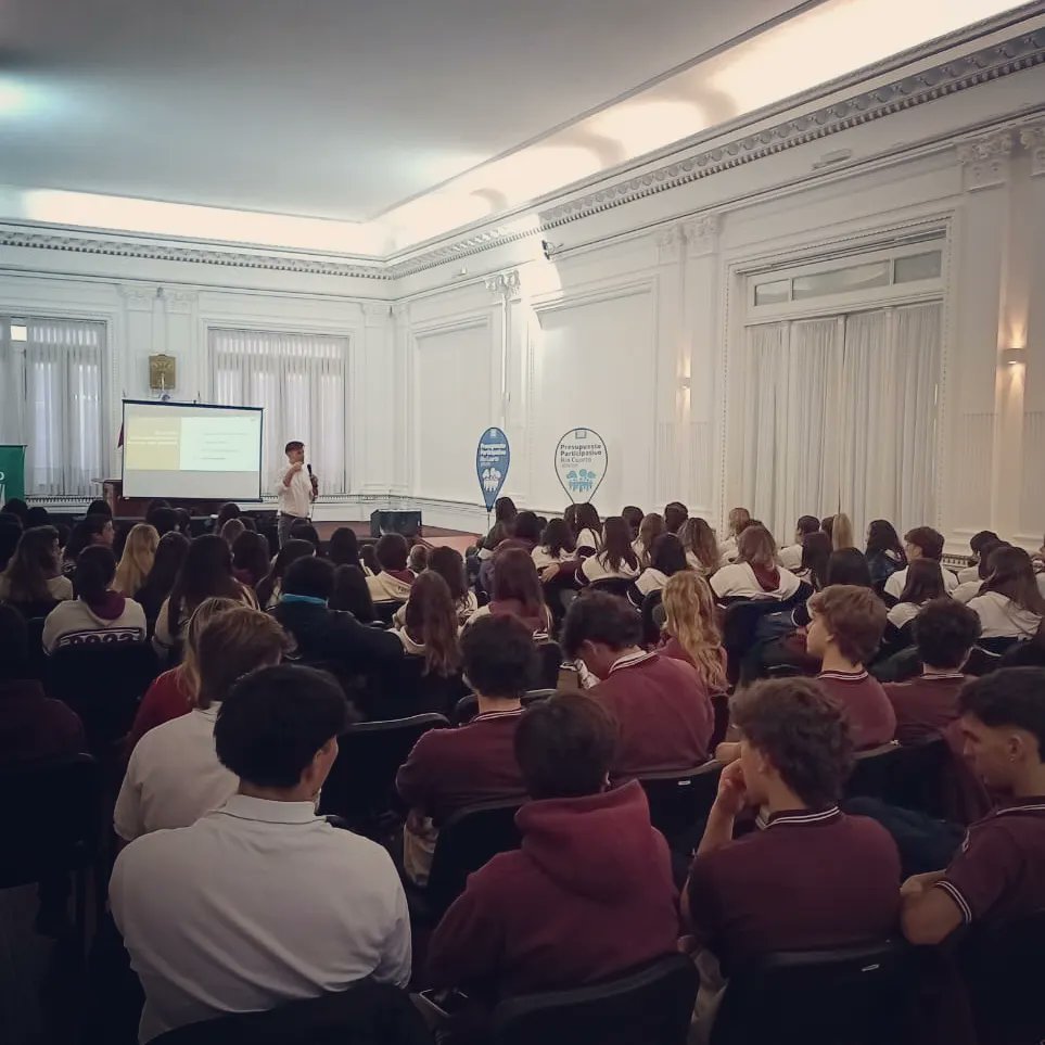 NycoGallo's tweet photo. Excelente Jornada en el Salón Blanco Municipal. Gracias a la Subsecretaría de la Juventud, la Fundación Río Cuarto 2030 que junto a @LaSiglo21 desarrollamos un taller sobre Proyecto de Vida para 120 estudiantes ¡Vamos por más! https://t.co/IfqaxY01zT