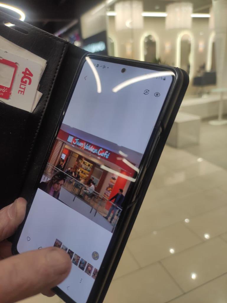 Polificcion's tweet photo. El tema Gabela es muy serio. Ayer miembros del equipo del perito Meza salieron a tomar un café y la cápsula de seguridad identificó personas que les estaban tomando fotos y enviando reportes a un número que se investiga. Dos de las tres personas que estaban tomando fotos tienen relación a un partido político. No hace falta que diga cuál. Tengo los fotos del suceso pero solo publicaré esto para no entorpecer cualquier investigación.