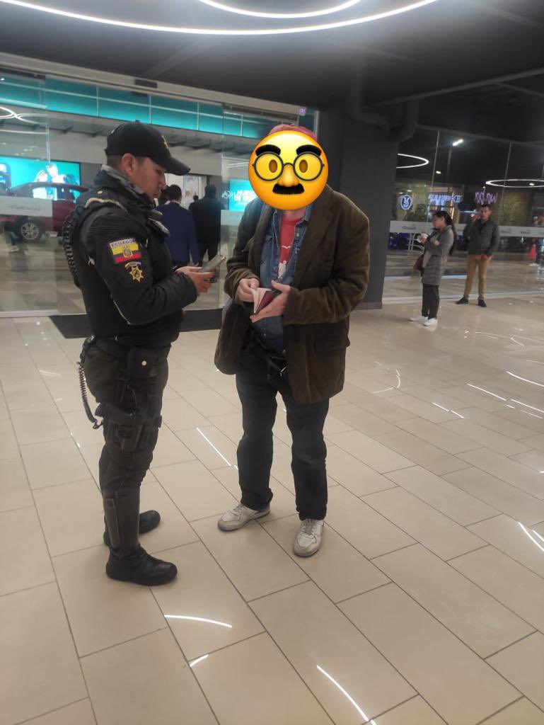 Polificcion's tweet photo. El tema Gabela es muy serio. Ayer miembros del equipo del perito Meza salieron a tomar un café y la cápsula de seguridad identificó personas que les estaban tomando fotos y enviando reportes a un número que se investiga. Dos de las tres personas que estaban tomando fotos tienen relación a un partido político. No hace falta que diga cuál. Tengo los fotos del suceso pero solo publicaré esto para no entorpecer cualquier investigación.