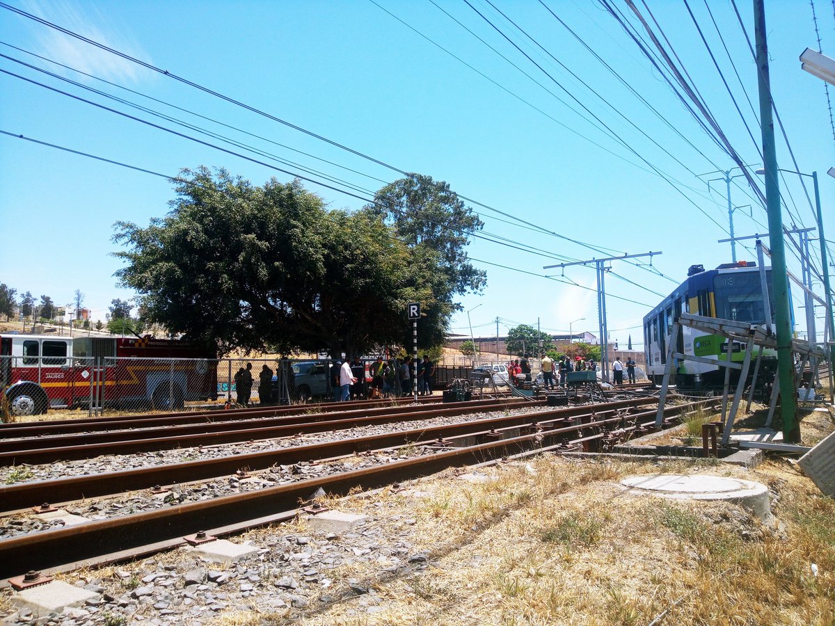 adrianalunacruz's tweet photo. #Descarrila #TrenLigero #Linea1 #Guadalajara Saldo 3 #lesionados #contusiones. Ya son atendidos.
@heraldoradio_ @_MonikReyes @DonTotisMX @FinDeSemanaHMx https://t.co/FmxhMUnCUV