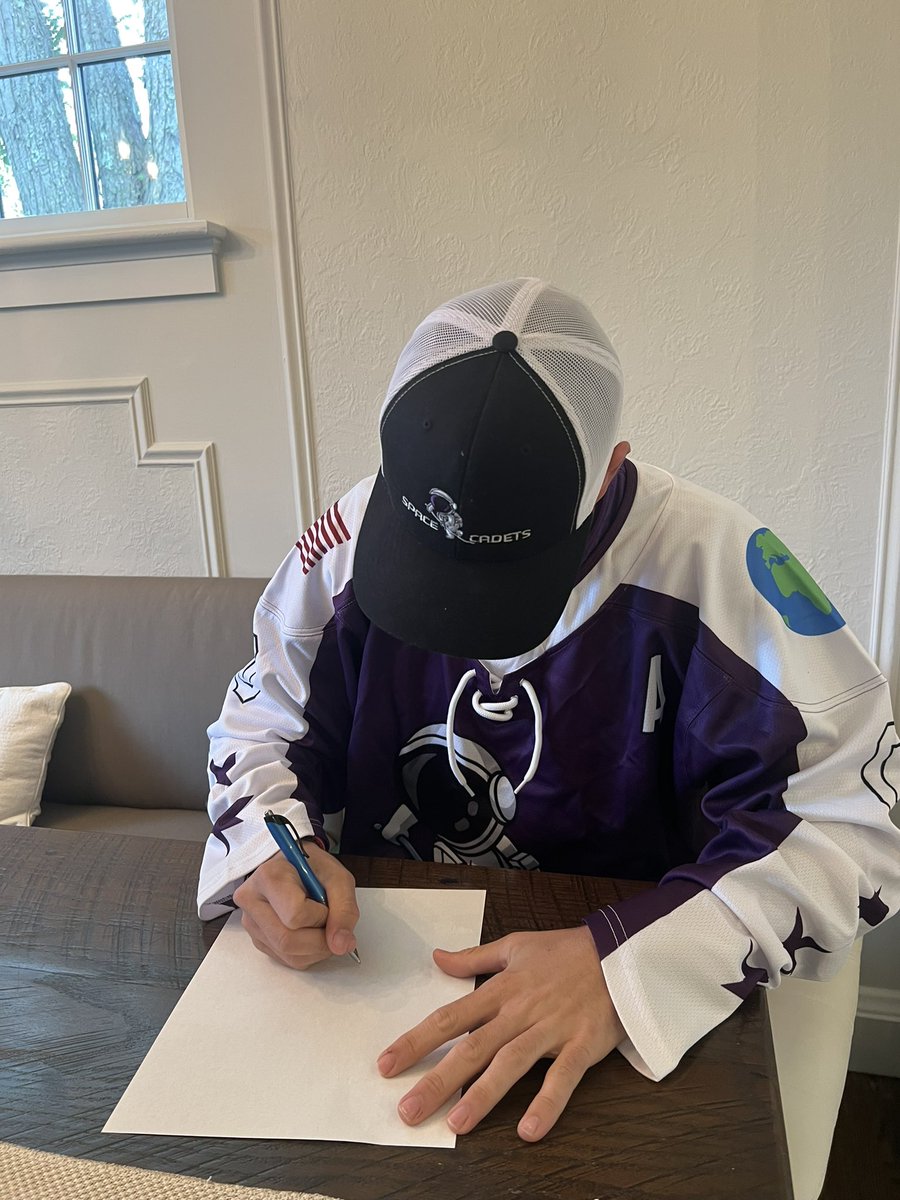 CharlieBrodigan's tweet photo. Over the last 2 years I’ve had the pleasure of playing beer league hockey with some of the most below average 40 year old men in Southern Connecticut. However, it’s time for the next chapter of my pathetic men’s league career. Thank you Prowler Nation 🧡  #GoCadets https://t.co/zTAOLrqvjH