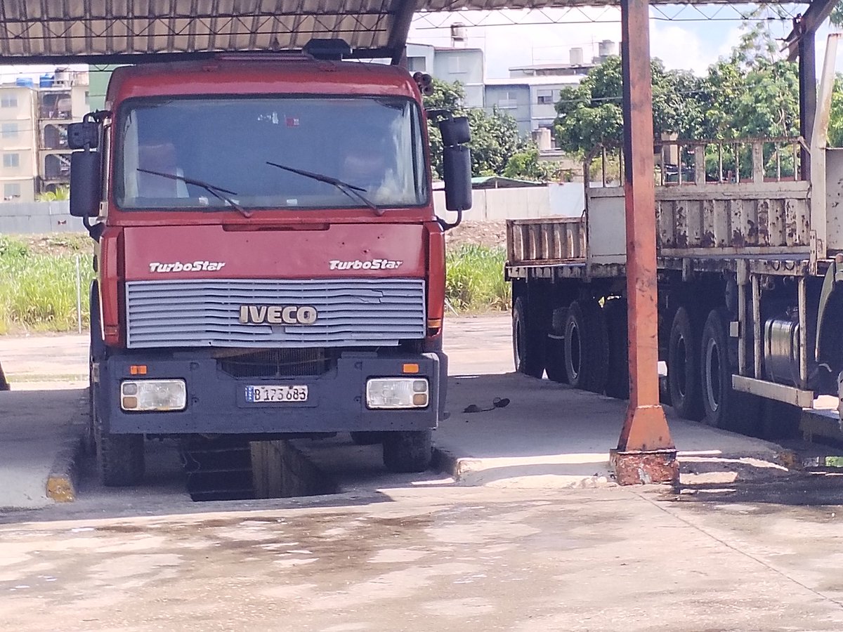 UEB Camiones de Centro perteneciente a EMCARGA, sus trabajadores y Cuadros Administrativos y Sindicales se esfuerzan en la Recuperación de Equipos,  la Unidad es la Clave. 
#Transportistas
#CubaViveYTrabaja 
#FidelPorSiempe 
@CubaCentral 
<a href="/UlisesGuilarte/">Ulises Guilarte de Nacimiento</a> 
<a href="/ElizabetBernal6/">Sindicato Nacional de Transporte y Puertos. Cuba</a>