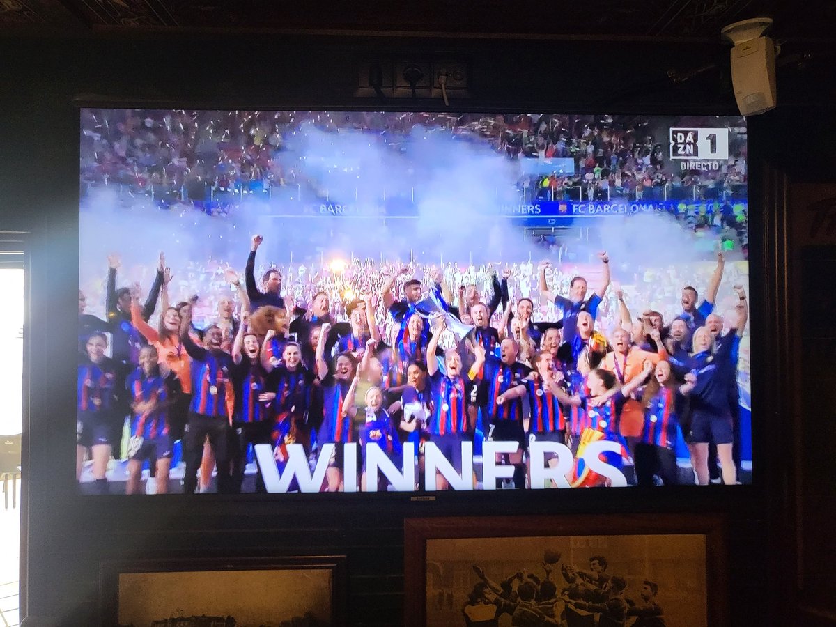 Chanchinho10's tweet photo. Felicidades al @FCBfemeni  por esa Champions y a @Coralgo por haberlo disfrutado en directo, vaya partidazo q has visto, q suerte y q guay. Disfruta de la fiesta
#barçacampió https://t.co/FwMVxUFDKQ