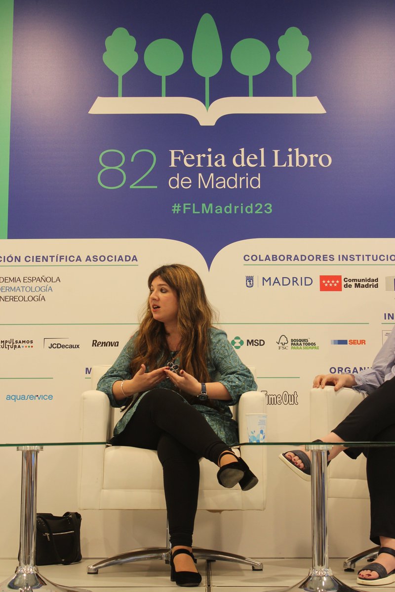 LitConMadrid's tweet image. #LCM2023 en @FLMadrid | @VictoriaAlvar99: «Nunca me he planteado mi #escritura como mi vida profesional, yo soy profesora en la universidad. Te cuesta más encontrar tiempo para encontrar tiempo para escribir, pero a la vez me libera a nivel artístico».
#FLMadrid23.