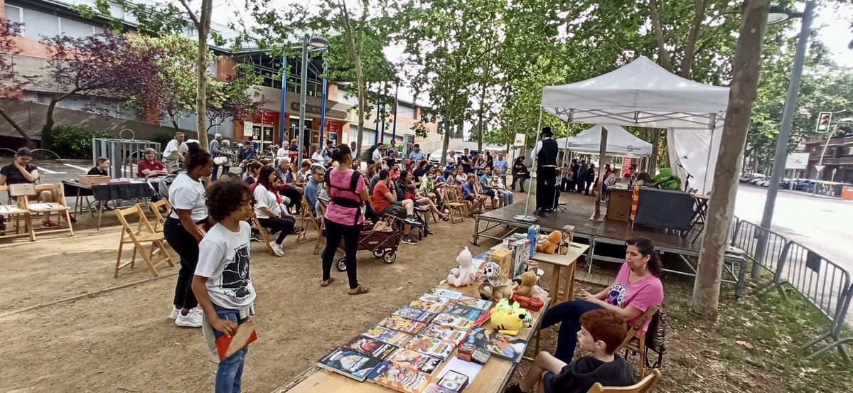 Aquesta tarda hem gaudit de la la 5ena Fira del Llibre del Barri dels Escriptors!
📚Una jornada fantàstica amb diversitat d’actes per a petits i grans!
✨Felicitats als guanyadors dels concursos!
#Salt #ViuSalt