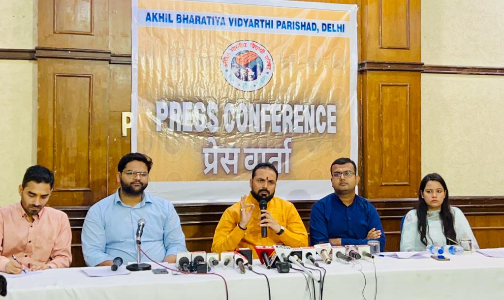 ABVPTripura's tweet photo. জাতীয় সাধারণ সম্পাদক শ্রী যাগবল্ক্য শুক্লা জী মহারাষ্ট্রের পুনেতে সম্পন্ন রাষ্ট্রীয় কার্যকারীনী বৈঠকে প্রস্তাব পাস, আসন্ন প্রচারাভিযান ও কার্যক্রম সম্পর্কে দিল্লিতে এক সংবাদ সম্মেলনে বক্তব্য বক্তব্য রাখেন ৷উপস্থিত ছিলেন রাষ্ট্রীয় মিডিয়া প্রমুখ আশুতোষ সিং।

 #ABVPNECPune https://t.co/fH3ITl049N