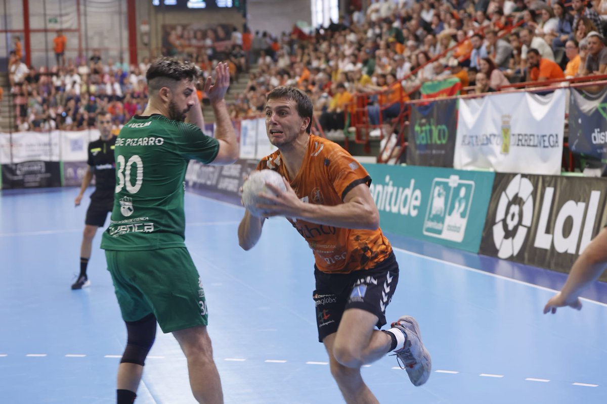ASOBAL's tweet photo. 🟢 @BMCdadEncantada vence en la pista de @BMTorrelavega (24-29) y 𝐇𝐀𝐂𝐄 𝐇𝐈𝐒𝐓𝐎𝐑𝐈𝐀 en la #LigaPlenitudeASOBAL 😎

¡El equipo conquense logra ser, por primera vez, 𝐬𝐮𝐛𝐜𝐚𝐦𝐩𝐞ó𝐧 de @ASOBAL! 🥈

¡Enhorabuena!🥳

📸 Luís Palomeque https://t.co/f453Q9fFPX