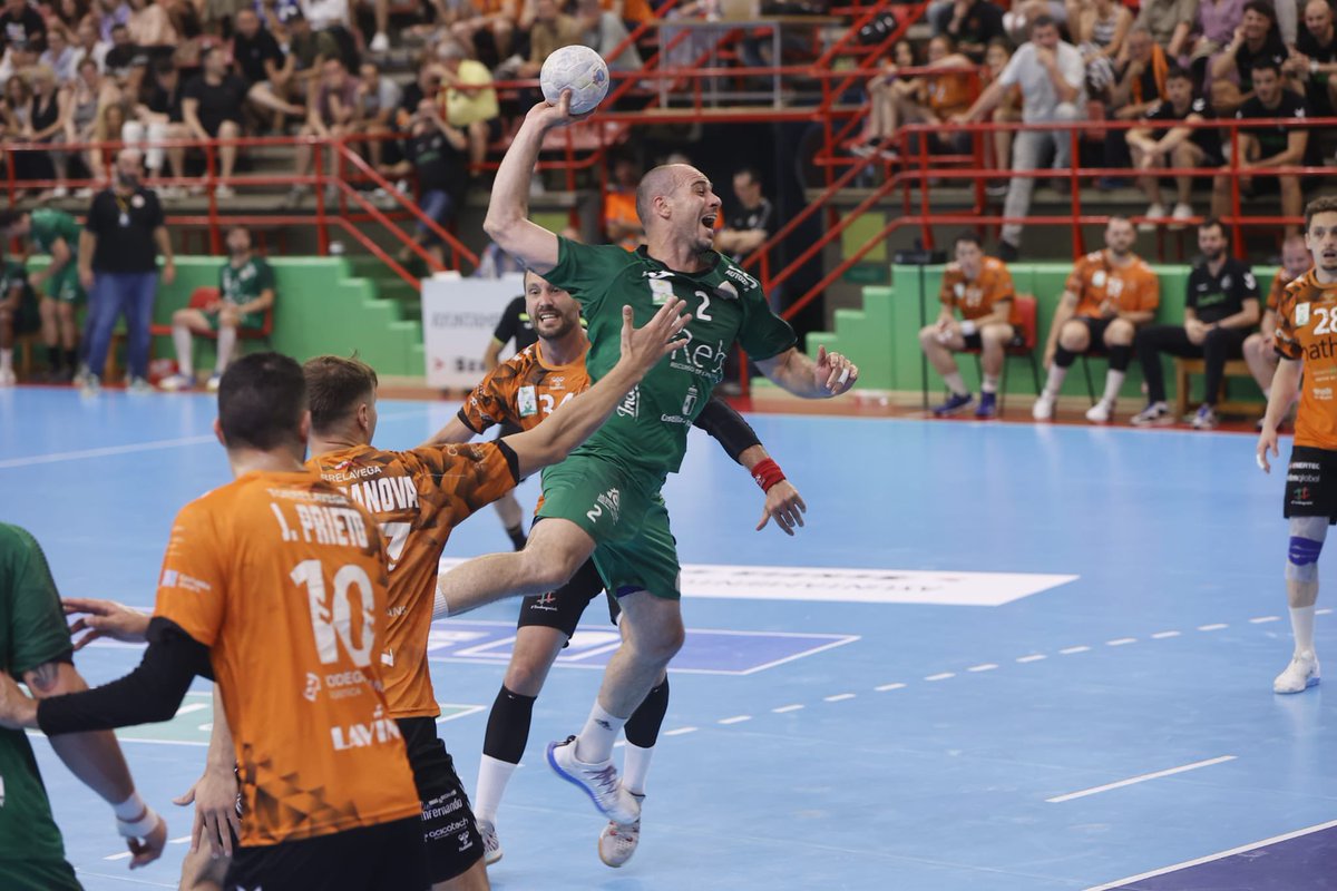 ASOBAL's tweet photo. 🟢 @BMCdadEncantada vence en la pista de @BMTorrelavega (24-29) y 𝐇𝐀𝐂𝐄 𝐇𝐈𝐒𝐓𝐎𝐑𝐈𝐀 en la #LigaPlenitudeASOBAL 😎

¡El equipo conquense logra ser, por primera vez, 𝐬𝐮𝐛𝐜𝐚𝐦𝐩𝐞ó𝐧 de @ASOBAL! 🥈

¡Enhorabuena!🥳

📸 Luís Palomeque https://t.co/f453Q9fFPX