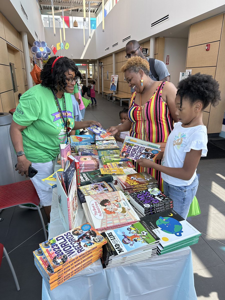 DHLibraryStax's tweet photo. Free Read for Me DallasISD K-5 book giveaway with the Dallas Public Library SMART Summer ‘23 kick-off at the Polk-Wisdom Branch!!! @DISD_Libraries @TeamDallasISD #SMARTSummer23 #DallasPublicLibrary https://t.co/F00H3VSFiw