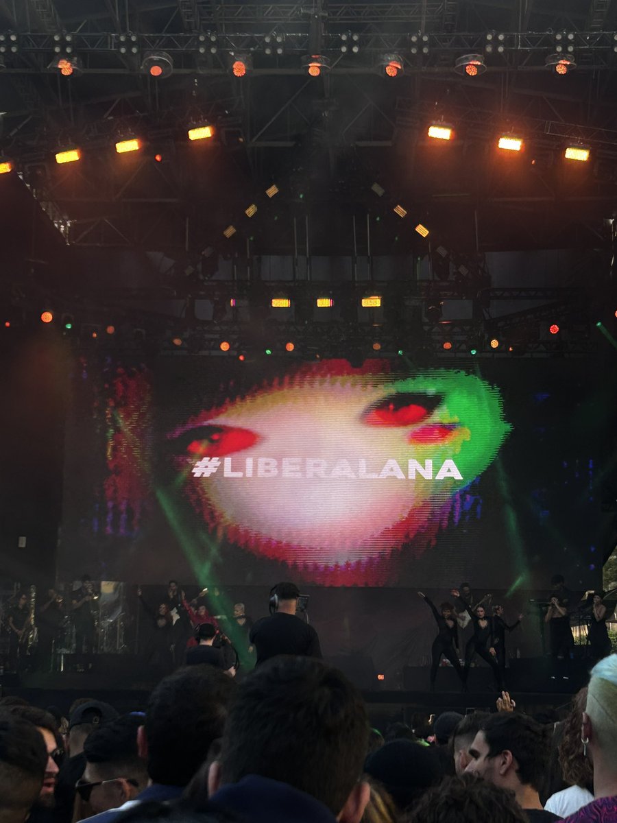 lanabrasil's tweet image. Duda Beat, uma das atrações do MITA Festival, aproveitou para divulgar o movimento #LiberaLana ao cantar “Chapadinha na Praia”, com sample de “High By The Beach”.